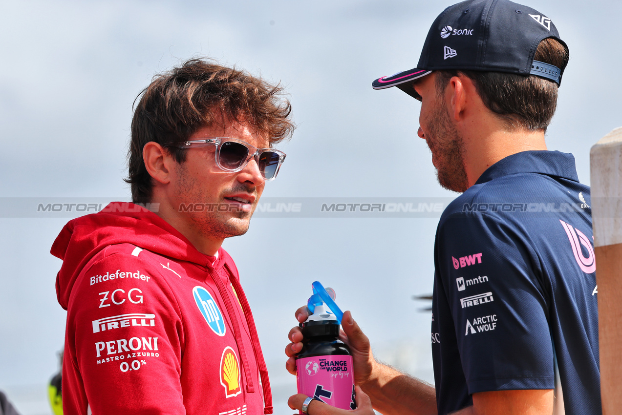 GP OLANDA, (L to R): Charles Leclerc (MON) Ferrari with Pierre Gasly (FRA) Alpine F1 Team on the drivers' parade.

31.08.2025. Formula 1 World Championship, Rd 15, Dutch Grand Prix, Zandvoort, Netherlands, Gara Day.

- www.xpbimages.com, EMail: requests@xpbimages.com © Copyright: Batchelor / XPB Images