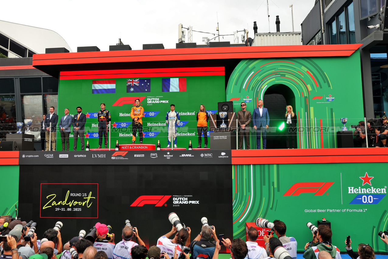 GP OLANDA, The podium (L to R): Max Verstappen (NLD) Red Bull Racing, second; Oscar Piastri (AUS) McLaren, vincitore; Isack Hadjar (FRA) Racing Bulls, third; Laura Bowden (GBR) McLaren Chief Financial Officer.

31.08.2025. Formula 1 World Championship, Rd 15, Dutch Grand Prix, Zandvoort, Netherlands, Gara Day.

- www.xpbimages.com, EMail: requests@xpbimages.com © Copyright: Bearne / XPB Images