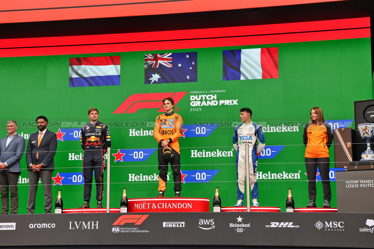 GP OLANDA, The podium (L to R): Max Verstappen (NLD) Red Bull Racing, second; Oscar Piastri (AUS) McLaren, vincitore; Isack Hadjar (FRA) Racing Bulls, third; Laura Bowden (GBR) McLaren Chief Financial Officer.

31.08.2025. Formula 1 World Championship, Rd 15, Dutch Grand Prix, Zandvoort, Netherlands, Gara Day.

- www.xpbimages.com, EMail: requests@xpbimages.com © Copyright: Bearne / XPB Images