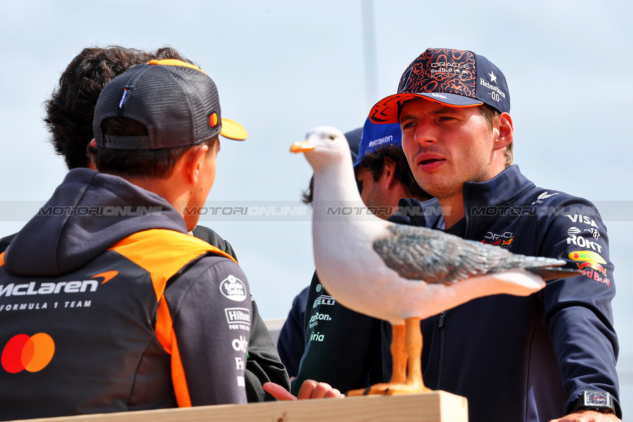 GP OLANDA, (L to R): Lando Norris (GBR) McLaren; a seagull; e Max Verstappen (NLD) Red Bull Racing, on the drivers' parade.

31.08.2025. Formula 1 World Championship, Rd 15, Dutch Grand Prix, Zandvoort, Netherlands, Gara Day.

- www.xpbimages.com, EMail: requests@xpbimages.com © Copyright: Batchelor / XPB Images