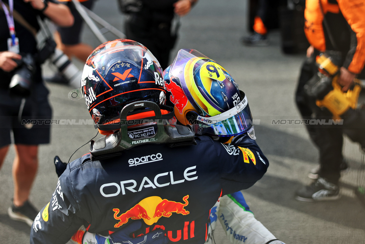 GP OLANDA, Isack Hadjar (FRA) Racing Bulls celebrates his third position in parc ferme with second placed Max Verstappen (NLD) Red Bull Racing.

31.08.2025. Formula 1 World Championship, Rd 15, Dutch Grand Prix, Zandvoort, Netherlands, Gara Day.

- www.xpbimages.com, EMail: requests@xpbimages.com © Copyright: Bearne / XPB Images