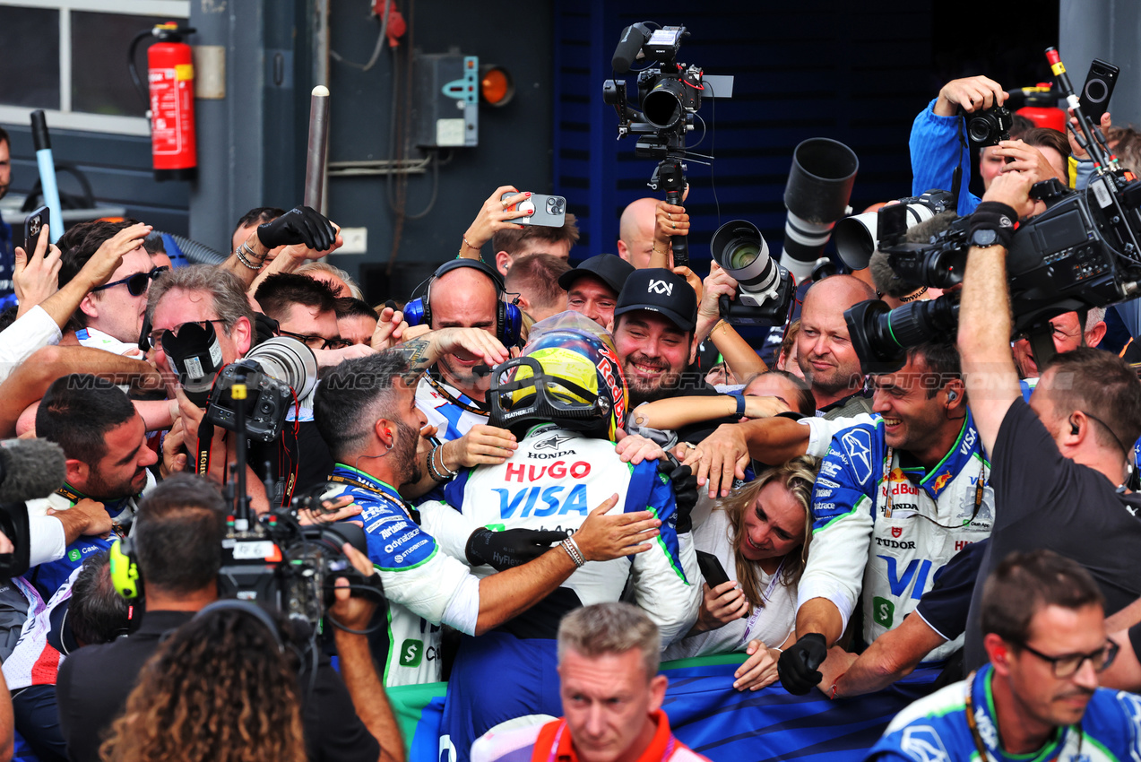 GP OLANDA, Gara winner Isack Hadjar (FRA) Racing Bulls celebrates his third position in parc ferme with the team.

31.08.2025. Formula 1 World Championship, Rd 15, Dutch Grand Prix, Zandvoort, Netherlands, Gara Day.

- www.xpbimages.com, EMail: requests@xpbimages.com © Copyright: Bearne / XPB Images