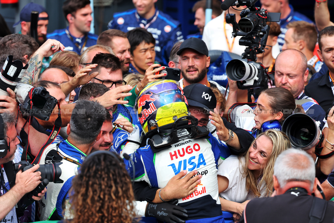GP OLANDA, Gara winner Isack Hadjar (FRA) Racing Bulls celebrates his third position in parc ferme with the team.

31.08.2025. Formula 1 World Championship, Rd 15, Dutch Grand Prix, Zandvoort, Netherlands, Gara Day.

- www.xpbimages.com, EMail: requests@xpbimages.com © Copyright: Bearne / XPB Images
