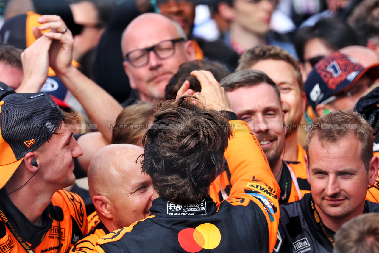 GP OLANDA, Gara winner Oscar Piastri (AUS) McLaren celebrates with the team in parc ferme.

31.08.2025. Formula 1 World Championship, Rd 15, Dutch Grand Prix, Zandvoort, Netherlands, Gara Day.

- www.xpbimages.com, EMail: requests@xpbimages.com © Copyright: Bearne / XPB Images