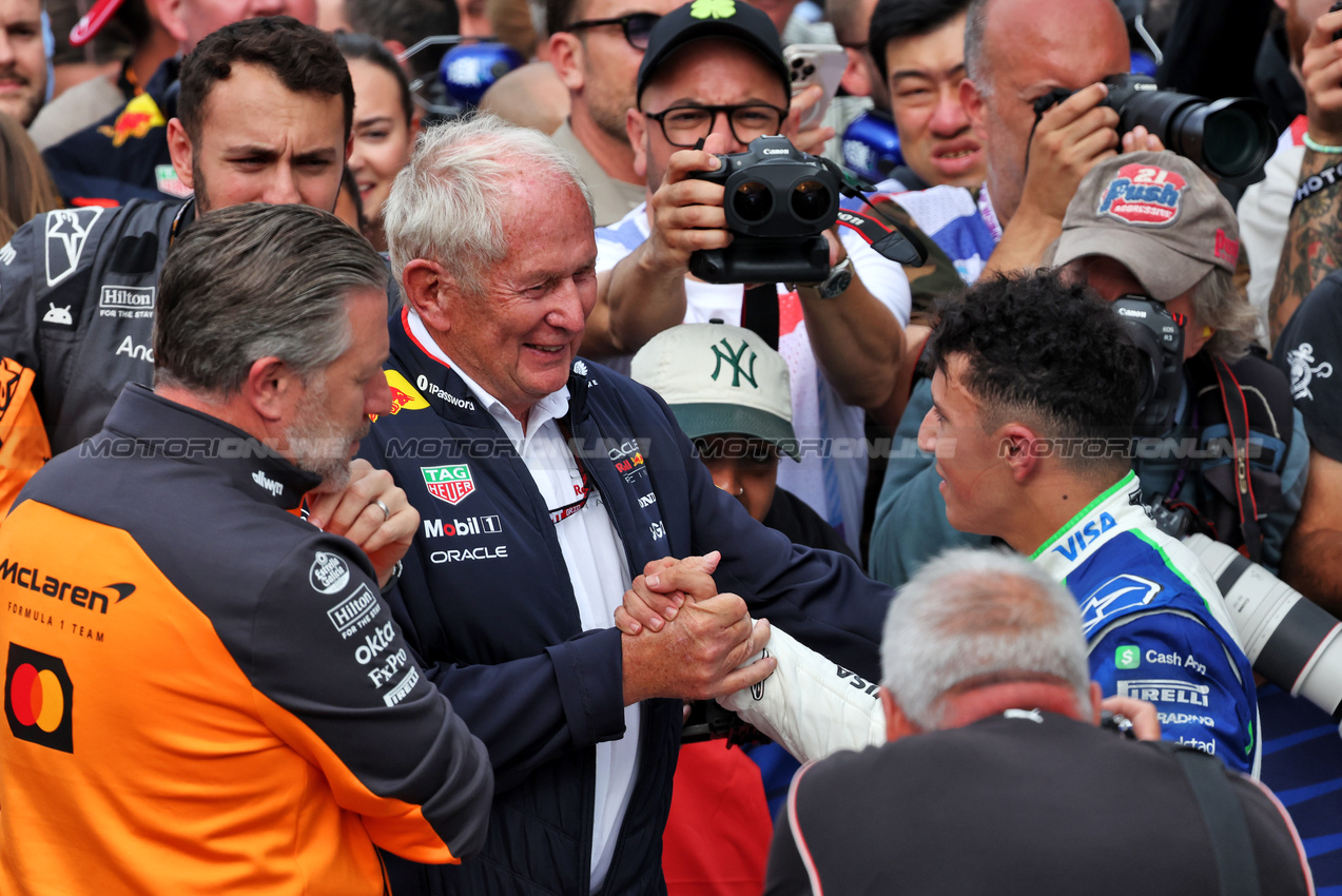 GP OLANDA, Isack Hadjar (FRA) Racing Bulls celebrates his third position in parc ferme with Zak Brown (USA) McLaren Executive Director e Dr Helmut Marko (AUT) Red Bull Motorsport Consultant.

31.08.2025. Formula 1 World Championship, Rd 15, Dutch Grand Prix, Zandvoort, Netherlands, Gara Day.

- www.xpbimages.com, EMail: requests@xpbimages.com © Copyright: Bearne / XPB Images