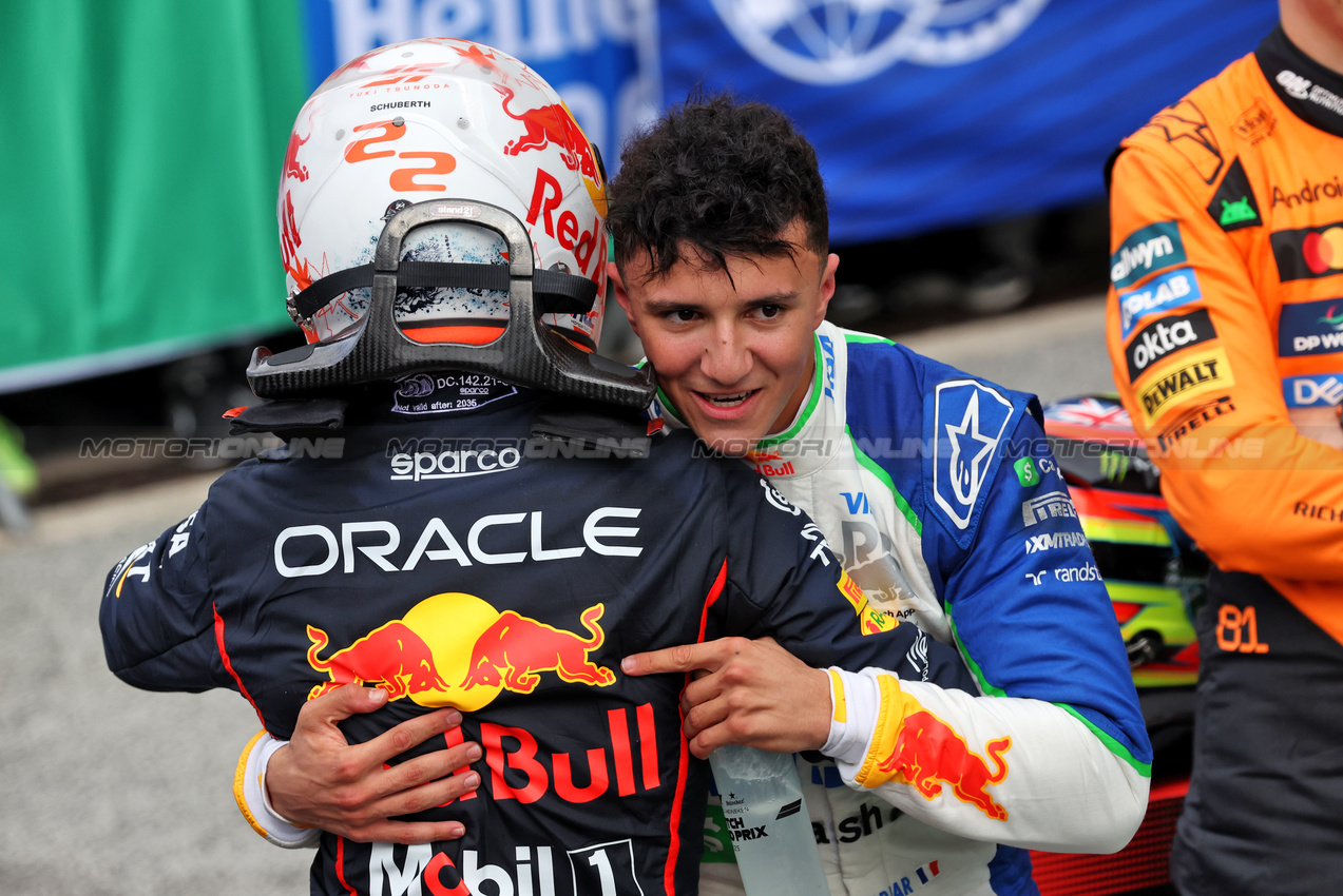 GP OLANDA, Isack Hadjar (FRA) Racing Bulls celebrates his third position in parc ferme with Yuki Tsunoda (JPN) Red Bull Racing.

31.08.2025. Formula 1 World Championship, Rd 15, Dutch Grand Prix, Zandvoort, Netherlands, Gara Day.

- www.xpbimages.com, EMail: requests@xpbimages.com © Copyright: Bearne / XPB Images