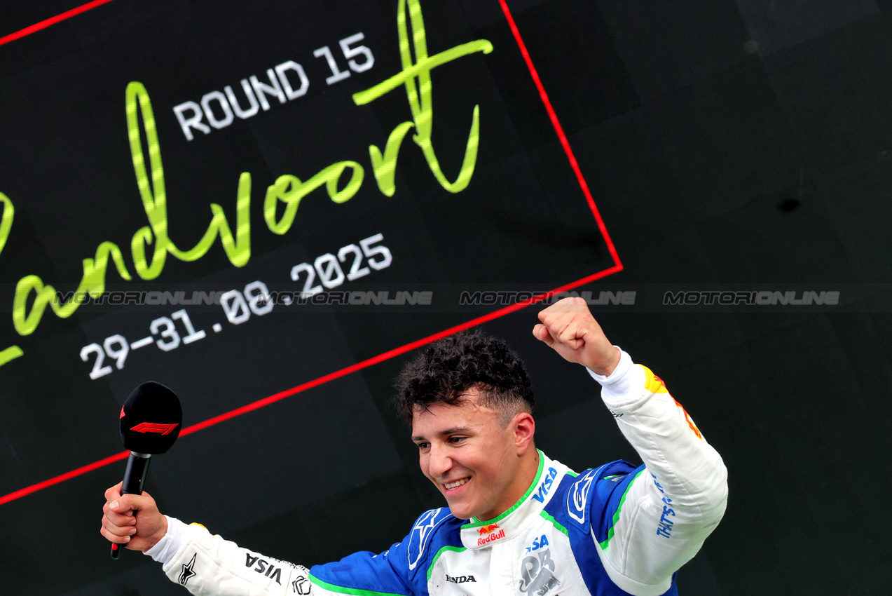 GP OLANDA, Isack Hadjar (FRA) Racing Bulls celebrates his third position in parc ferme.

31.08.2025. Formula 1 World Championship, Rd 15, Dutch Grand Prix, Zandvoort, Netherlands, Gara Day.

- www.xpbimages.com, EMail: requests@xpbimages.com © Copyright: Bearne / XPB Images