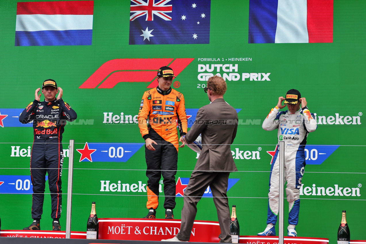 GP OLANDA, The podium (L to R): Max Verstappen (NLD) Red Bull Racing, second; Oscar Piastri (AUS) McLaren, vincitore; Isack Hadjar (FRA) Racing Bulls, third; Laura Bowden (GBR) McLaren Chief Financial Officer.

31.08.2025. Formula 1 World Championship, Rd 15, Dutch Grand Prix, Zandvoort, Netherlands, Gara Day.

- www.xpbimages.com, EMail: requests@xpbimages.com © Copyright: Bearne / XPB Images
