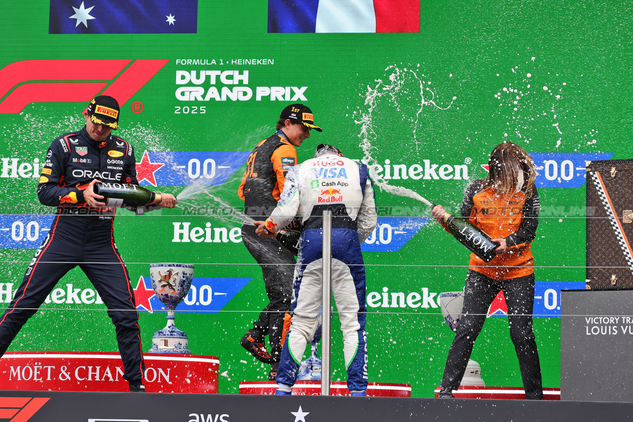 GP OLANDA, The podium (L to R): Max Verstappen (NLD) Red Bull Racing, second; Oscar Piastri (AUS) McLaren, vincitore; Isack Hadjar (FRA) Racing Bulls, third; Laura Bowden (GBR) McLaren Chief Financial Officer.

31.08.2025. Formula 1 World Championship, Rd 15, Dutch Grand Prix, Zandvoort, Netherlands, Gara Day.

- www.xpbimages.com, EMail: requests@xpbimages.com © Copyright: Bearne / XPB Images