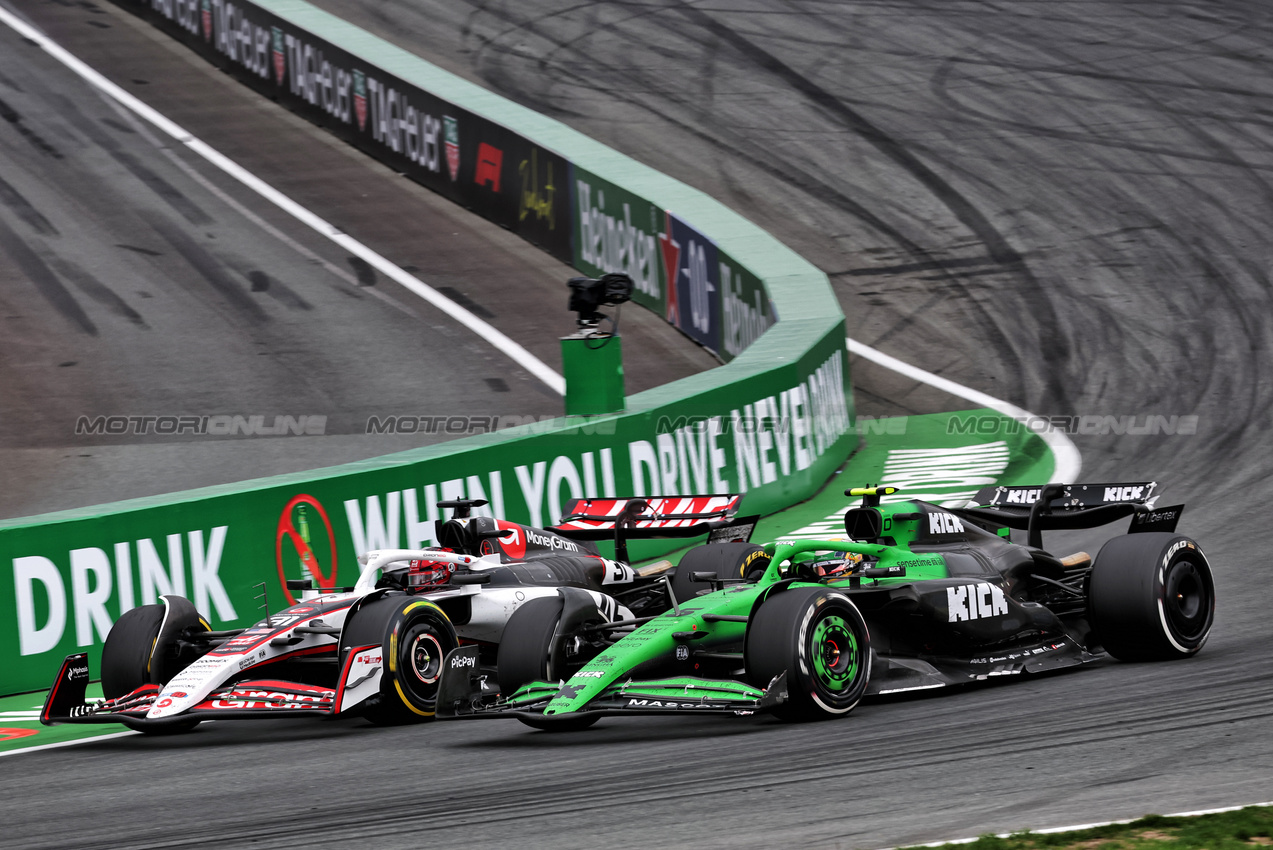 GP OLANDA, Esteban Ocon (FRA) Haas VF-25 e Gabriel Bortoleto (BRA) Sauber C45 battle for position.

31.08.2025. Formula 1 World Championship, Rd 15, Dutch Grand Prix, Zandvoort, Netherlands, Gara Day.

- www.xpbimages.com, EMail: requests@xpbimages.com © Copyright: Batchelor / XPB Images