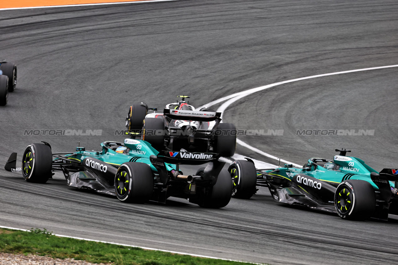 GP OLANDA, Fernando Alonso (ESP) Aston Martin F1 Team AMR25 e Lance Stroll (CDN) Aston Martin F1 Team AMR25 battle for position.

31.08.2025. Formula 1 World Championship, Rd 15, Dutch Grand Prix, Zandvoort, Netherlands, Gara Day.

- www.xpbimages.com, EMail: requests@xpbimages.com © Copyright: Batchelor / XPB Images