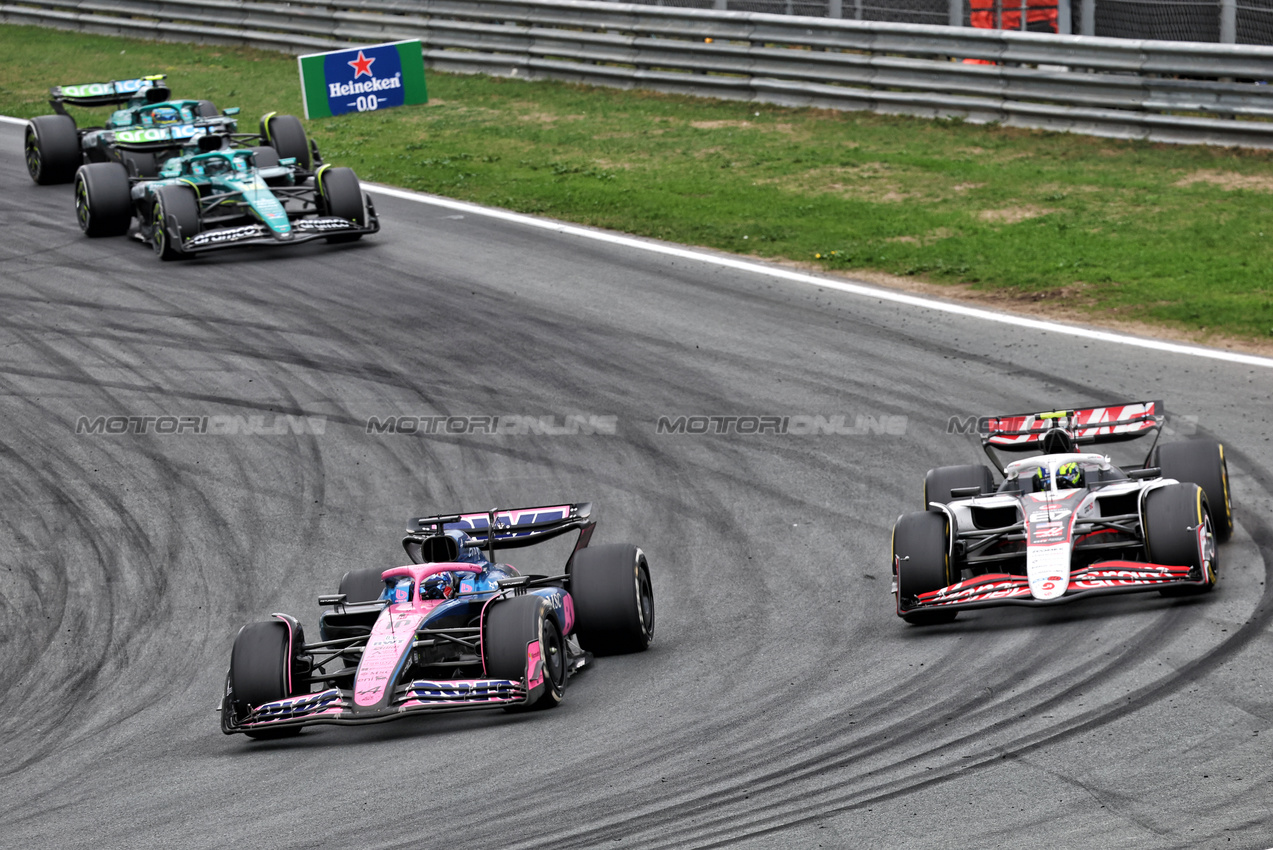 GP OLANDA, Pierre Gasly (FRA) Alpine F1 Team A525 e Oliver Bearman (GBR) Haas VF-25 battle for position.

31.08.2025. Formula 1 World Championship, Rd 15, Dutch Grand Prix, Zandvoort, Netherlands, Gara Day.

- www.xpbimages.com, EMail: requests@xpbimages.com © Copyright: Batchelor / XPB Images
