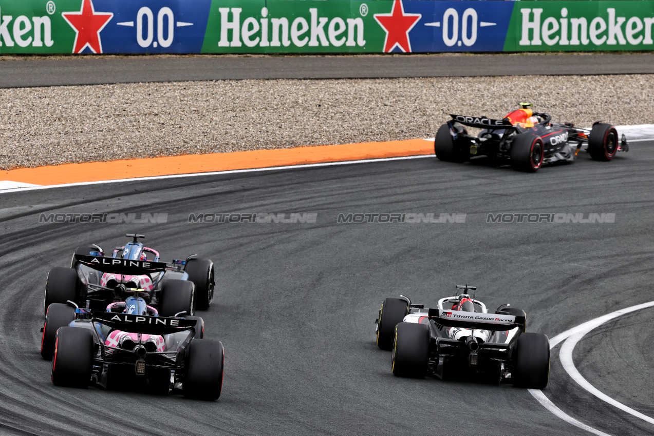 GP OLANDA, Franco Colapinto (ARG) Alpine F1 Team A525 e Esteban Ocon (FRA) Haas VF-25 battle for position.

31.08.2025. Formula 1 World Championship, Rd 15, Dutch Grand Prix, Zandvoort, Netherlands, Gara Day.

- www.xpbimages.com, EMail: requests@xpbimages.com © Copyright: Batchelor / XPB Images