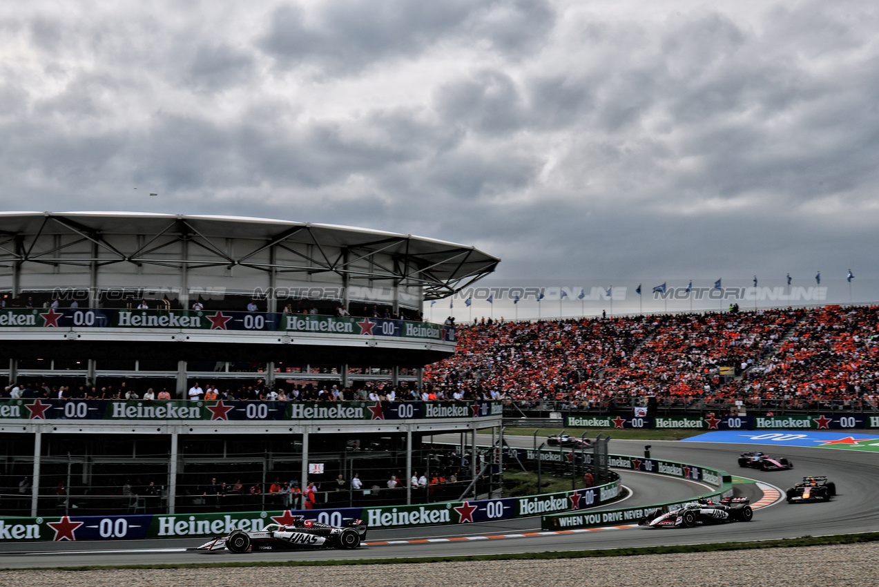 GP OLANDA, Esteban Ocon (FRA) Haas VF-25.

31.08.2025. Formula 1 World Championship, Rd 15, Dutch Grand Prix, Zandvoort, Netherlands, Gara Day.

- www.xpbimages.com, EMail: requests@xpbimages.com © Copyright: Batchelor / XPB Images