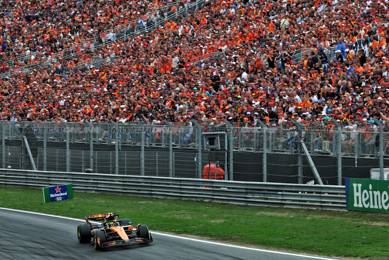 GP OLANDA, Lando Norris (GBR) McLaren MCL39.

31.08.2025. Formula 1 World Championship, Rd 15, Dutch Grand Prix, Zandvoort, Netherlands, Gara Day.

- www.xpbimages.com, EMail: requests@xpbimages.com © Copyright: Batchelor / XPB Images