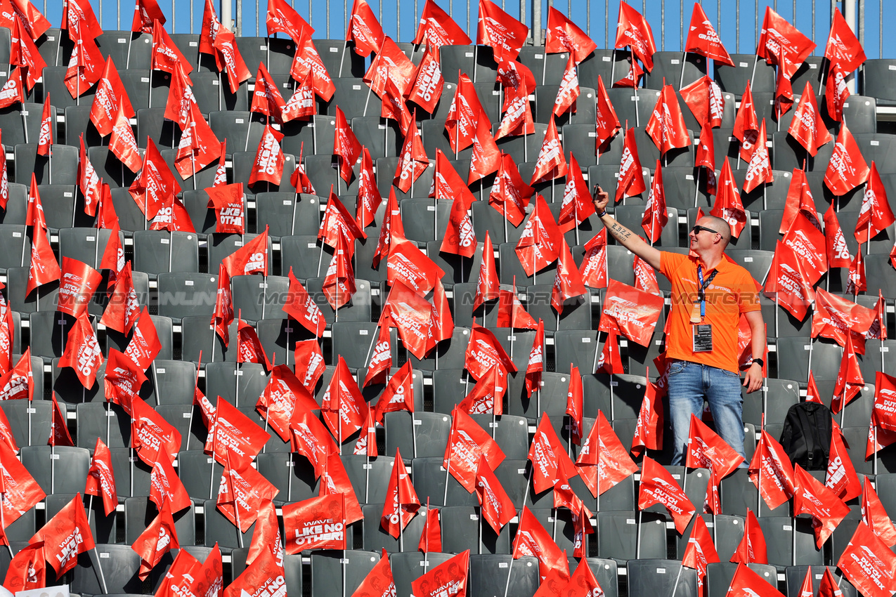 GP OLANDA, Circuit Atmosfera - fans in the grandstand.

31.08.2025. Formula 1 World Championship, Rd 15, Dutch Grand Prix, Zandvoort, Netherlands, Gara Day.

- www.xpbimages.com, EMail: requests@xpbimages.com © Copyright: Moy / XPB Images