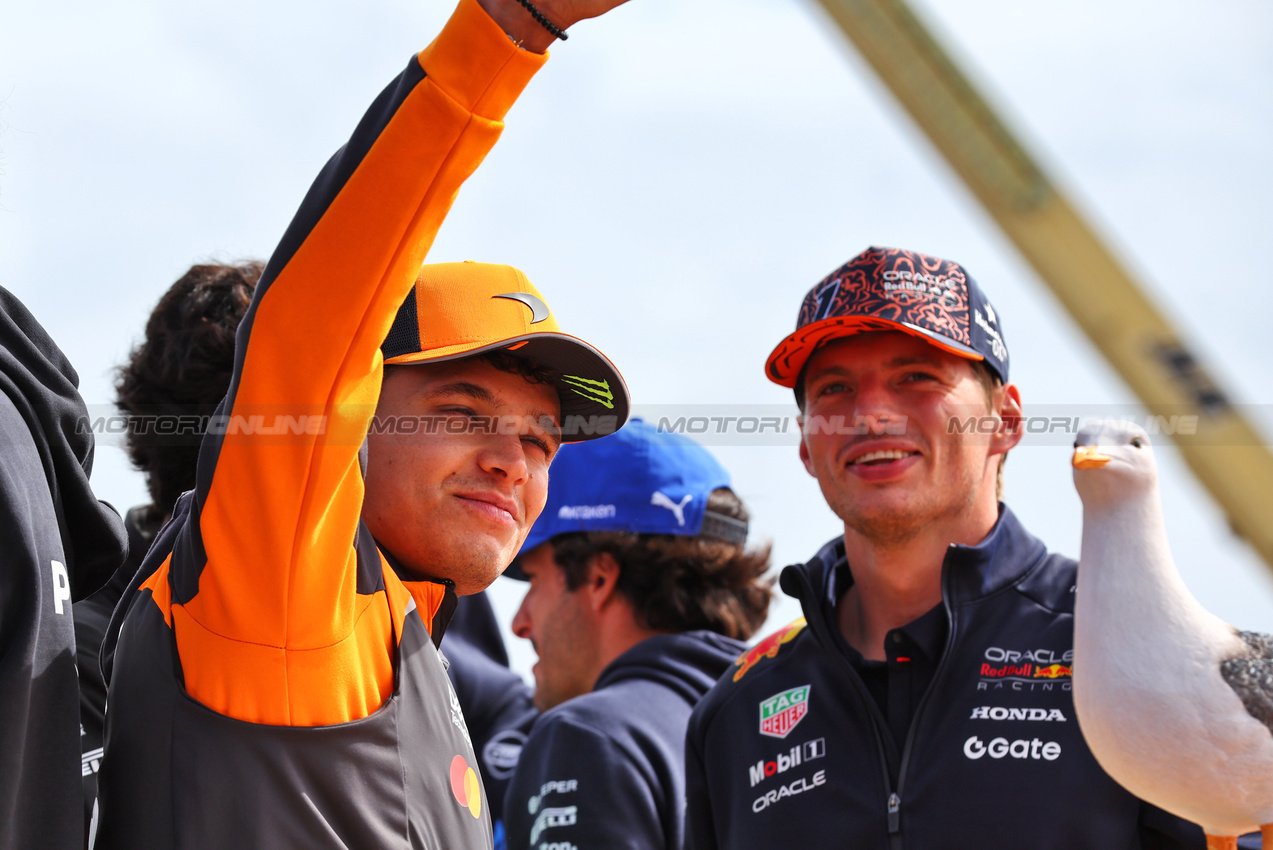 GP OLANDA, Lando Norris (GBR) McLaren MCL39 on the drivers' parade.

31.08.2025. Formula 1 World Championship, Rd 15, Dutch Grand Prix, Zandvoort, Netherlands, Gara Day.

 - www.xpbimages.com, EMail: requests@xpbimages.com © Copyright: Miltenburg / XPB Images