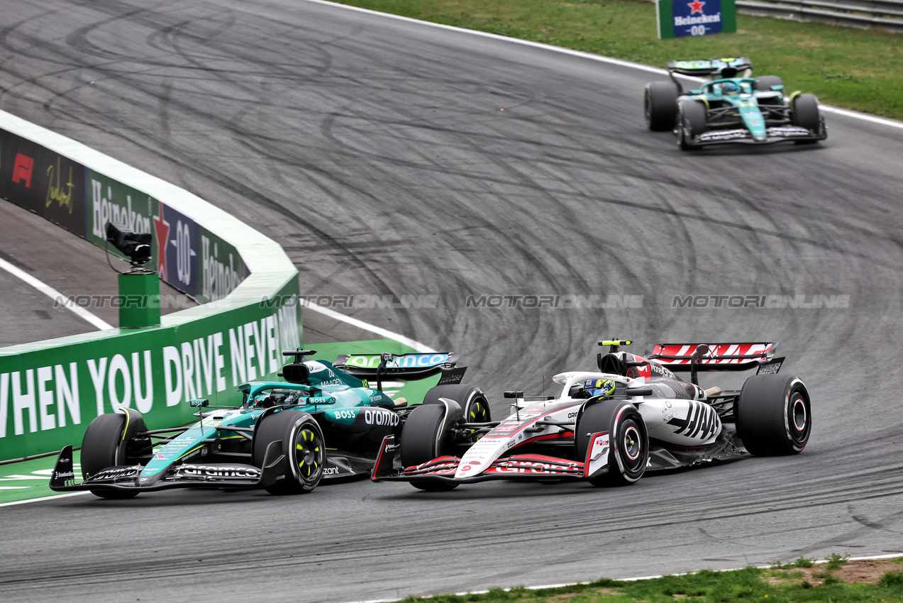 GP OLANDA, Lance Stroll (CDN) Aston Martin F1 Team AMR25 e Oliver Bearman (GBR) Haas VF-25 battle for position.

31.08.2025. Formula 1 World Championship, Rd 15, Dutch Grand Prix, Zandvoort, Netherlands, Gara Day.

- www.xpbimages.com, EMail: requests@xpbimages.com © Copyright: Batchelor / XPB Images