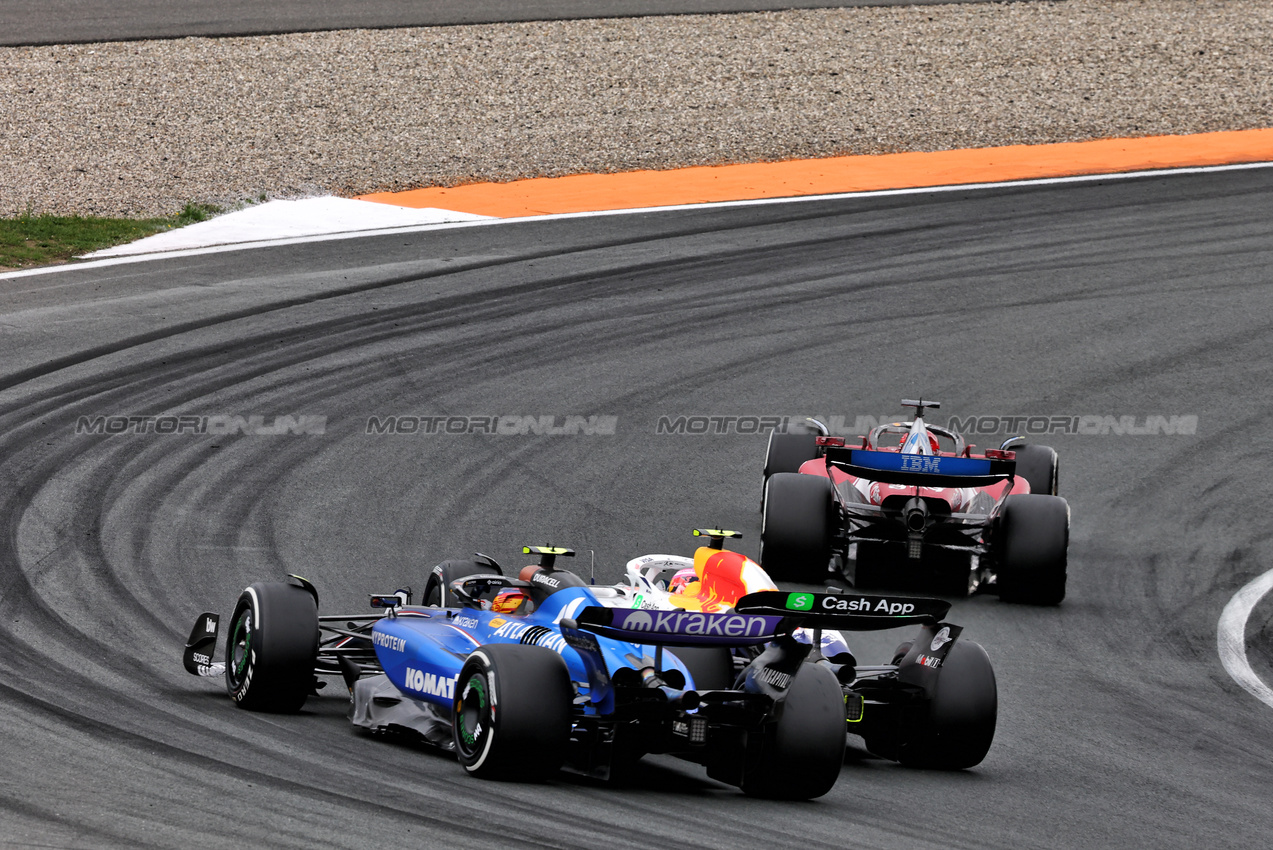GP OLANDA, Liam Lawson (NZL) Racing Bulls VCARB 02 e Carlos Sainz (ESP) Atlassian Williams Racing FW47 battle for position.

31.08.2025. Formula 1 World Championship, Rd 15, Dutch Grand Prix, Zandvoort, Netherlands, Gara Day.

- www.xpbimages.com, EMail: requests@xpbimages.com © Copyright: Batchelor / XPB Images