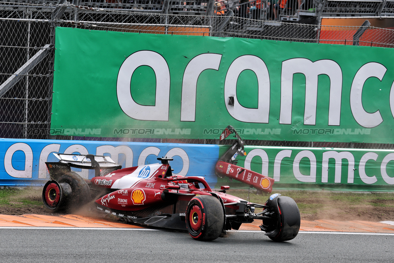 GP OLANDA, Charles Leclerc (MON) Ferrari SF-25 crashed out of the race.

31.08.2025. Formula 1 World Championship, Rd 15, Dutch Grand Prix, Zandvoort, Netherlands, Gara Day.

- www.xpbimages.com, EMail: requests@xpbimages.com © Copyright: Moy / XPB Images