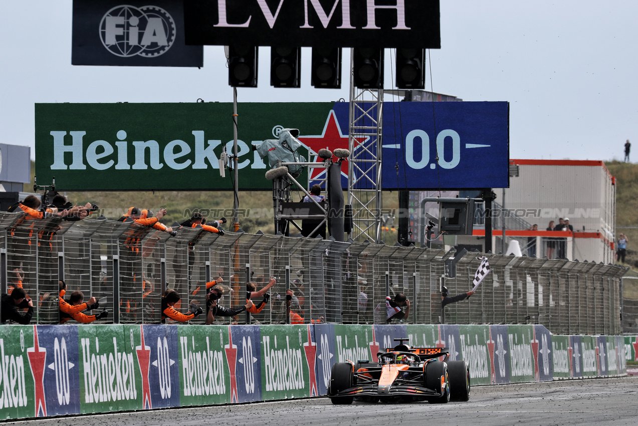 GP OLANDA, Gara winner Oscar Piastri (AUS) McLaren MCL39 takes the chequered flag at the end of the race.

31.08.2025. Formula 1 World Championship, Rd 15, Dutch Grand Prix, Zandvoort, Netherlands, Gara Day.

- www.xpbimages.com, EMail: requests@xpbimages.com © Copyright: Moy / XPB Images