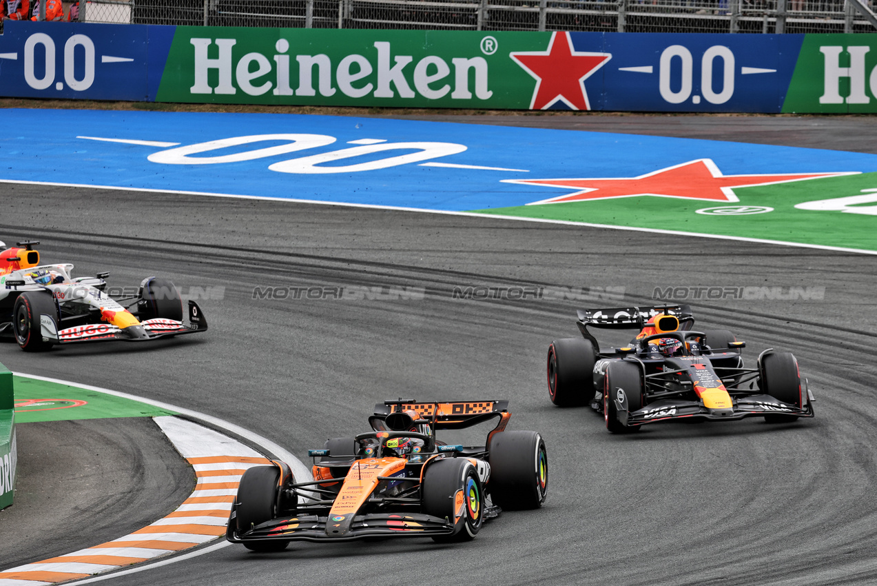 GP OLANDA, Oscar Piastri (AUS) McLaren MCL39 davanti a Max Verstappen (NLD) Red Bull Racing RB21.

31.08.2025. Formula 1 World Championship, Rd 15, Dutch Grand Prix, Zandvoort, Netherlands, Gara Day.

- www.xpbimages.com, EMail: requests@xpbimages.com © Copyright: Moy / XPB Images