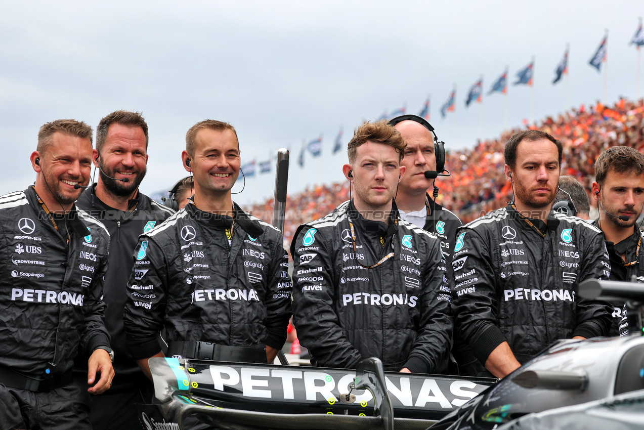 GP OLANDA, Mercedes AMG F1 on the grid.

31.08.2025. Formula 1 World Championship, Rd 15, Dutch Grand Prix, Zandvoort, Netherlands, Gara Day.

- www.xpbimages.com, EMail: requests@xpbimages.com © Copyright: Moy / XPB Images