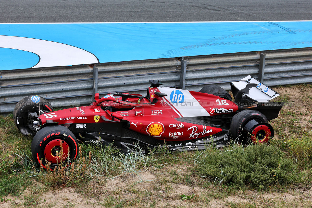 GP OLANDA, The Ferrari SF-25 of Charles Leclerc (MON) by the side of the circuit after he crashed out of the race.

31.08.2025. Formula 1 World Championship, Rd 15, Dutch Grand Prix, Zandvoort, Netherlands, Gara Day.

- www.xpbimages.com, EMail: requests@xpbimages.com © Copyright: Moy / XPB Images