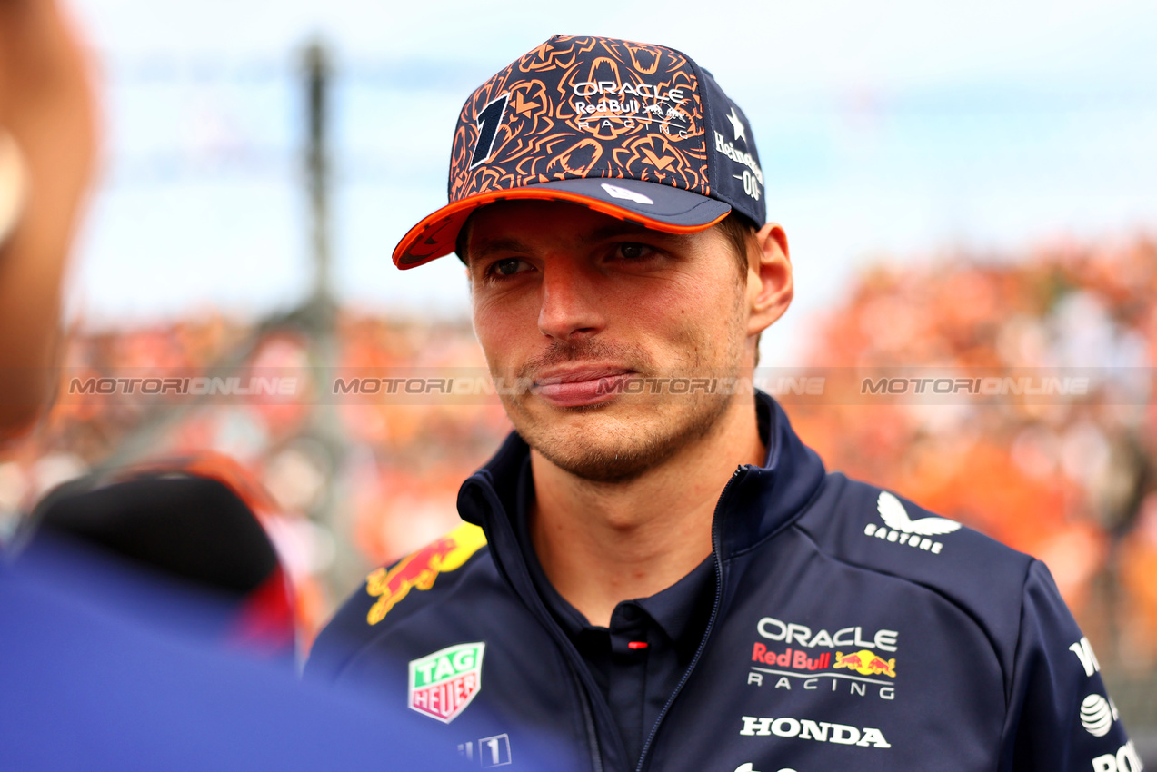 GP OLANDA, Max Verstappen (NLD) Red Bull Racing on the drivers' parade.

31.08.2025. Formula 1 World Championship, Rd 15, Dutch Grand Prix, Zandvoort, Netherlands, Gara Day.

- www.xpbimages.com, EMail: requests@xpbimages.com © Copyright: Charniaux / XPB Images