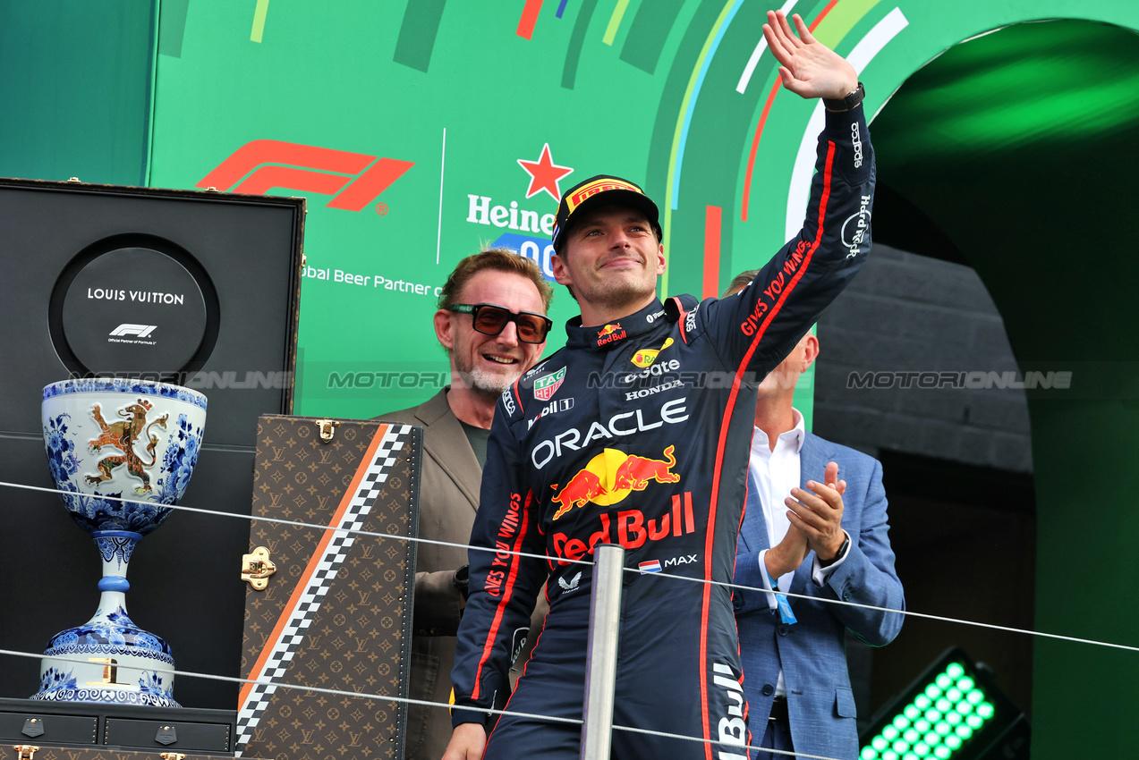 GP OLANDA, Max Verstappen (NLD) Red Bull Racing celebrates his second position on the podium.

31.08.2025. Formula 1 World Championship, Rd 15, Dutch Grand Prix, Zandvoort, Netherlands, Gara Day.

- www.xpbimages.com, EMail: requests@xpbimages.com © Copyright: Moy / XPB Images