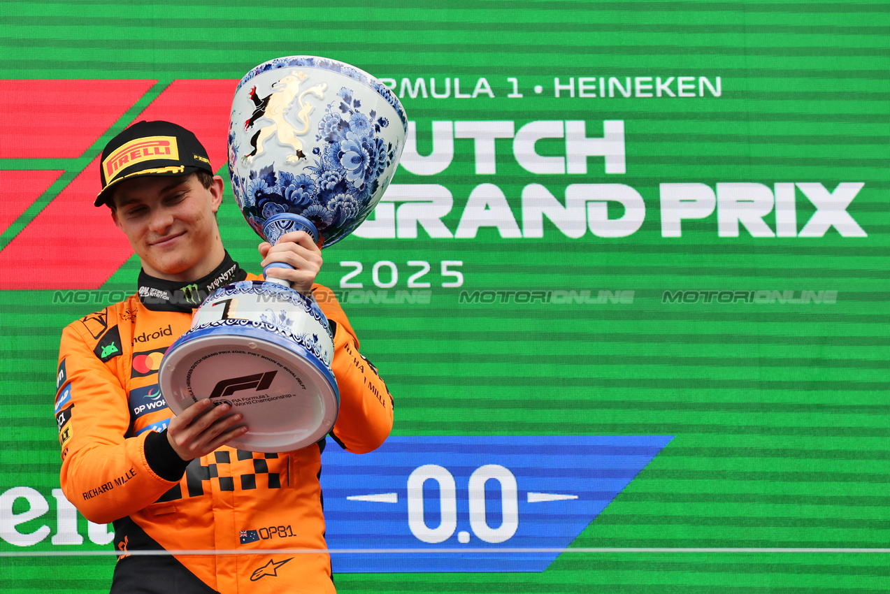 GP OLANDA, Gara winner Oscar Piastri (AUS) McLaren celebrates on the podium.

31.08.2025. Formula 1 World Championship, Rd 15, Dutch Grand Prix, Zandvoort, Netherlands, Gara Day.

- www.xpbimages.com, EMail: requests@xpbimages.com © Copyright: Moy / XPB Images
