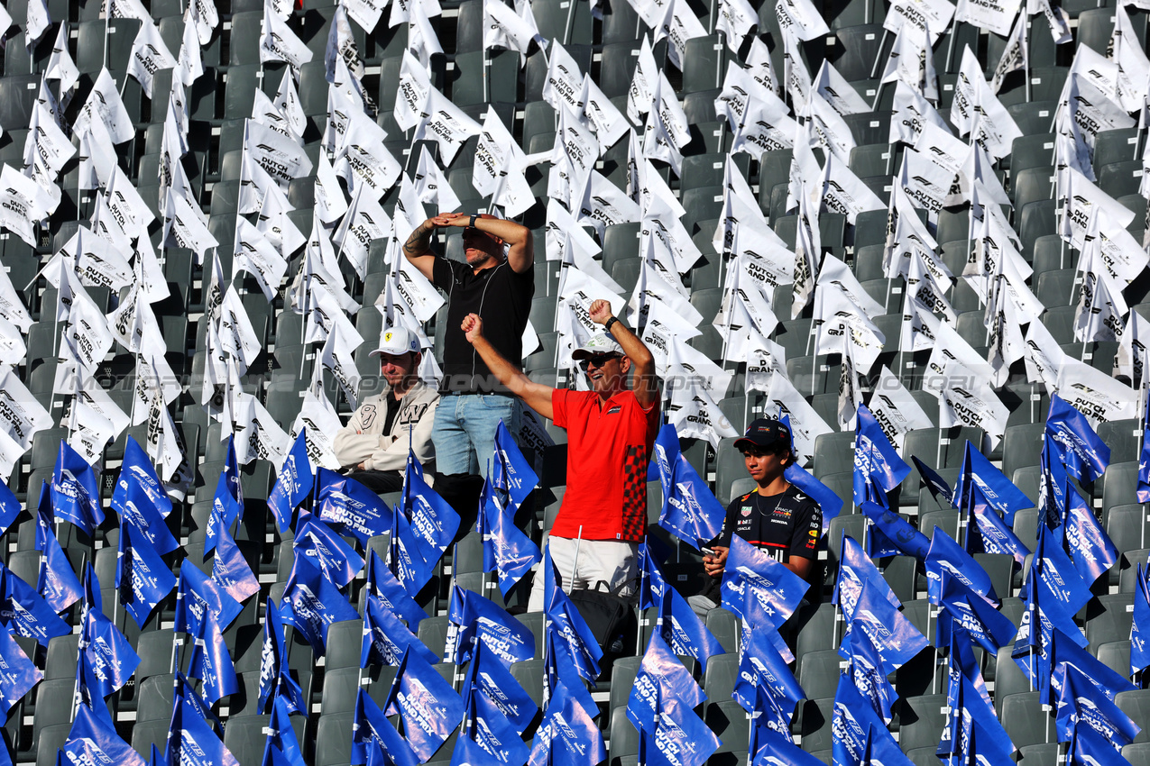 GP OLANDA, Circuit Atmosfera - fans in the grandstand.

31.08.2025. Formula 1 World Championship, Rd 15, Dutch Grand Prix, Zandvoort, Netherlands, Gara Day.

- www.xpbimages.com, EMail: requests@xpbimages.com © Copyright: Moy / XPB Images