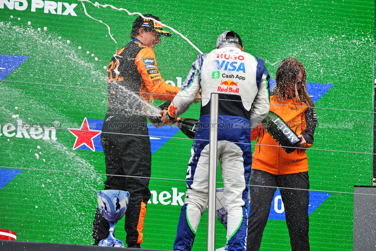 GP OLANDA, (L to R): Gara winner Oscar Piastri (AUS) McLaren celebrates with third placed Isack Hadjar (FRA) Racing Bulls e Laura Bowden (GBR) McLaren Chief Financial Officer on the podium.

31.08.2025. Formula 1 World Championship, Rd 15, Dutch Grand Prix, Zandvoort, Netherlands, Gara Day.

- www.xpbimages.com, EMail: requests@xpbimages.com © Copyright: Moy / XPB Images