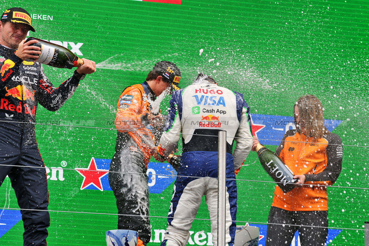 GP OLANDA, The podium (L to R): Max Verstappen (NLD) Red Bull Racing, second; Oscar Piastri (AUS) McLaren, vincitore; Isack Hadjar (FRA) Racing Bulls, third; Laura Bowden (GBR) McLaren Chief Financial Officer.

31.08.2025. Formula 1 World Championship, Rd 15, Dutch Grand Prix, Zandvoort, Netherlands, Gara Day.

- www.xpbimages.com, EMail: requests@xpbimages.com © Copyright: Moy / XPB Images