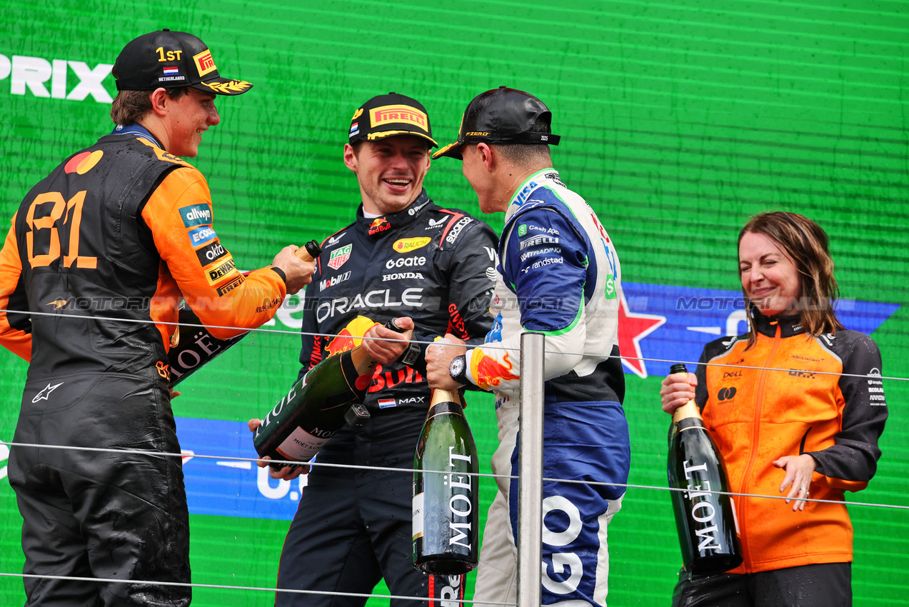 GP OLANDA, The podium (L to R): Oscar Piastri (AUS) McLaren, vincitore; Max Verstappen (NLD) Red Bull Racing, second; Isack Hadjar (FRA) Racing Bulls, third; Laura Bowden (GBR) McLaren Chief Financial Officer.

31.08.2025. Formula 1 World Championship, Rd 15, Dutch Grand Prix, Zandvoort, Netherlands, Gara Day.

- www.xpbimages.com, EMail: requests@xpbimages.com © Copyright: Moy / XPB Images