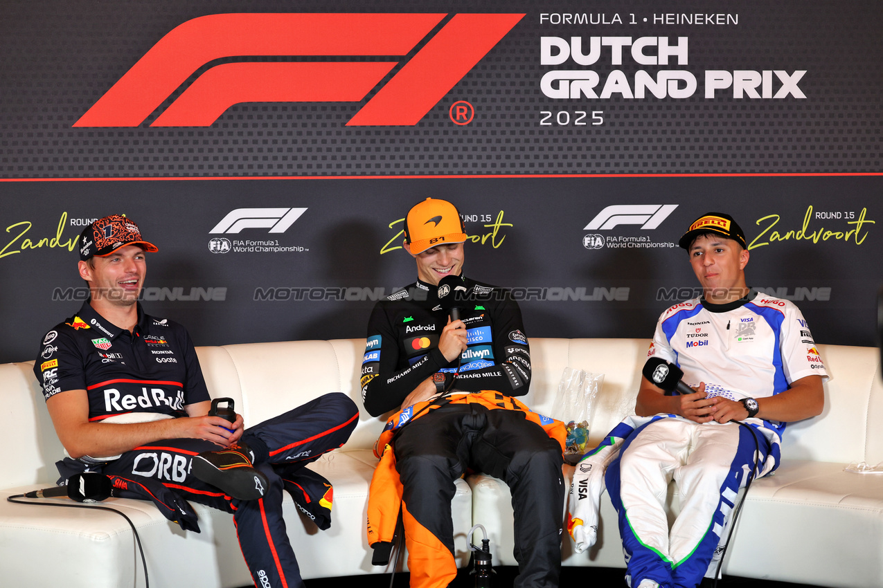 GP OLANDA, (L to R): Max Verstappen (NLD) Red Bull Racing; Oscar Piastri (AUS) McLaren; e Isack Hadjar (FRA) Racing Bulls, in the post race FIA Press Conference.

31.08.2025. Formula 1 World Championship, Rd 15, Dutch Grand Prix, Zandvoort, Netherlands, Gara Day.

- www.xpbimages.com, EMail: requests@xpbimages.com © Copyright: Bearne / XPB Images