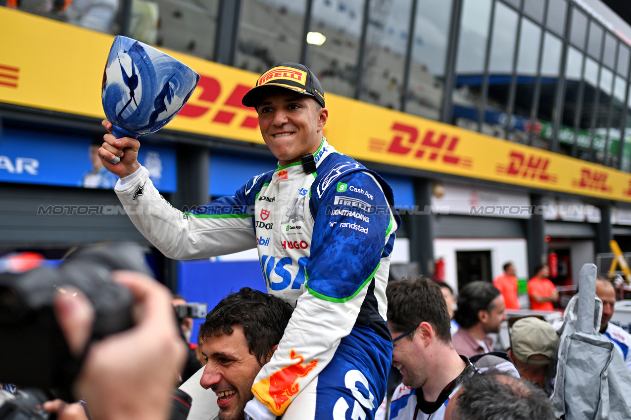 GP OLANDA, Isack Hadjar (FRA) Racing Bulls celebrates his third position with the team.

31.08.2025. Formula 1 World Championship, Rd 15, Dutch Grand Prix, Zandvoort, Netherlands, Gara Day.

- www.xpbimages.com, EMail: requests@xpbimages.com © Copyright: Price / XPB Images