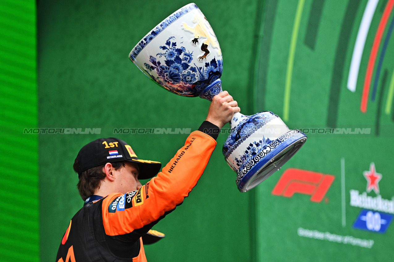 GP OLANDA, Isack Hadjar (FRA) Racing Bulls celebrates his third position with the team.

31.08.2025. Formula 1 World Championship, Rd 15, Dutch Grand Prix, Zandvoort, Netherlands, Gara Day.

- www.xpbimages.com, EMail: requests@xpbimages.com © Copyright: Price / XPB Images