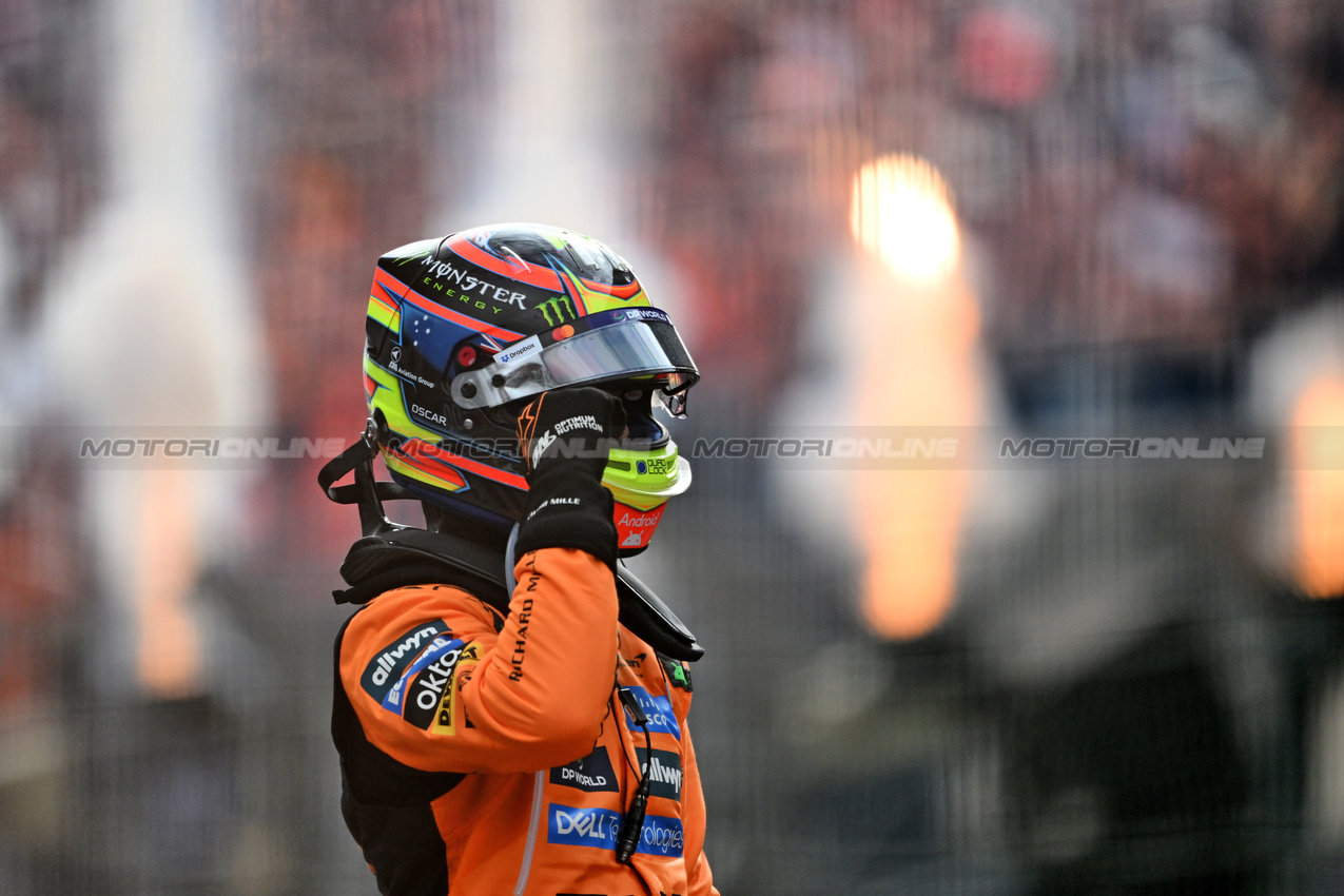 GP OLANDA, Gara winner Oscar Piastri (AUS) McLaren celebrates in parc ferme.

31.08.2025. Formula 1 World Championship, Rd 15, Dutch Grand Prix, Zandvoort, Netherlands, Gara Day.

- www.xpbimages.com, EMail: requests@xpbimages.com © Copyright: Price / XPB Images