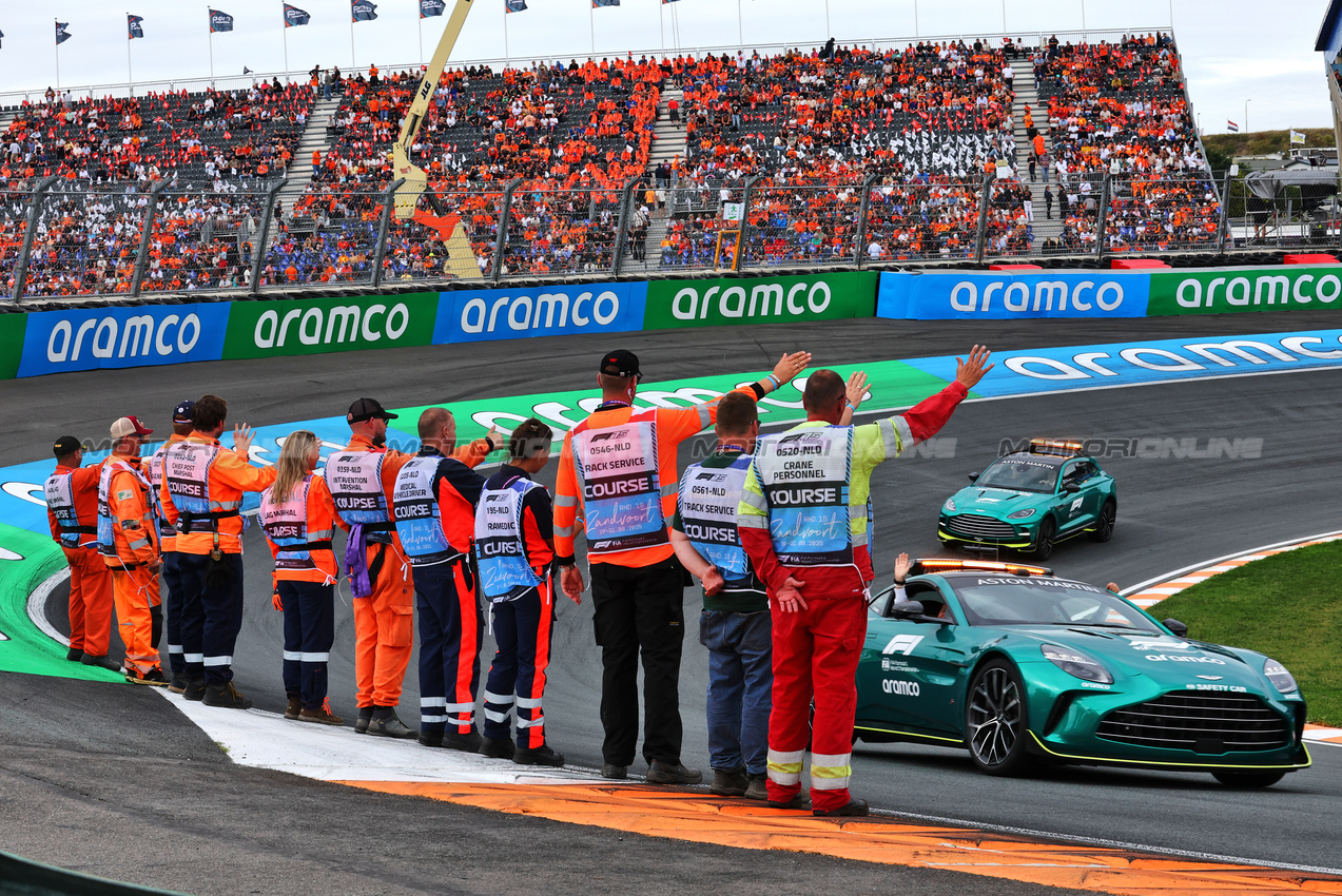 GP OLANDA, The Aston Martin FIA Safety Car passes marshals on the track inspection lap.

31.08.2025. Formula 1 World Championship, Rd 15, Dutch Grand Prix, Zandvoort, Netherlands, Gara Day.

 - www.xpbimages.com, EMail: requests@xpbimages.com © Copyright: Miltenburg / XPB Images