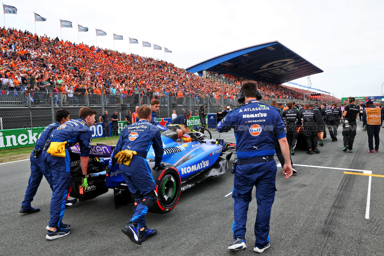 GP OLANDA, Carlos Sainz (ESP) Atlassian Williams Racing FW47 on the grid.

31.08.2025. Formula 1 World Championship, Rd 15, Dutch Grand Prix, Zandvoort, Netherlands, Gara Day.

- www.xpbimages.com, EMail: requests@xpbimages.com © Copyright: Batchelor / XPB Images