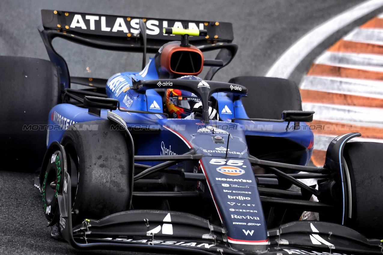 GP OLANDA, Carlos Sainz (ESP) Atlassian Williams Racing FW47 with a puncture.

31.08.2025. Formula 1 World Championship, Rd 15, Dutch Grand Prix, Zandvoort, Netherlands, Gara Day.

 - www.xpbimages.com, EMail: requests@xpbimages.com © Copyright: Coates / XPB Images