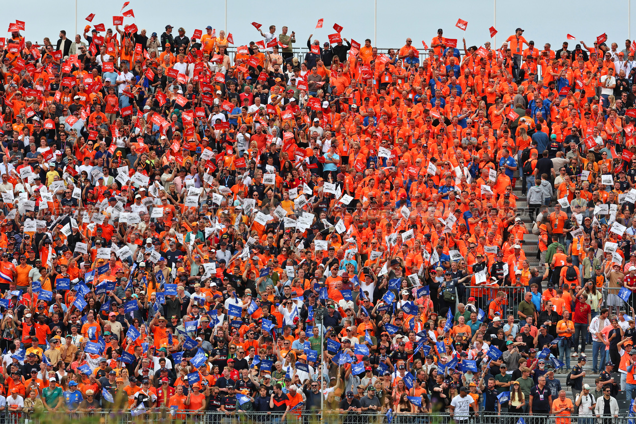 GP OLANDA, Circuit Atmosfera - fans in the grandstand.

31.08.2025. Formula 1 World Championship, Rd 15, Dutch Grand Prix, Zandvoort, Netherlands, Gara Day.

 - www.xpbimages.com, EMail: requests@xpbimages.com © Copyright: Miltenburg / XPB Images