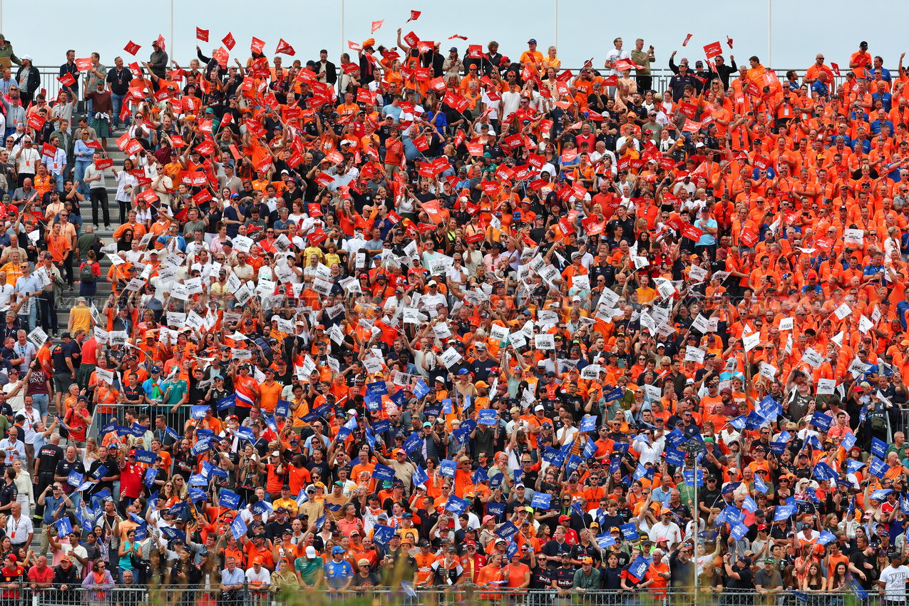 GP OLANDA, Circuit Atmosfera - fans in the grandstand.

31.08.2025. Formula 1 World Championship, Rd 15, Dutch Grand Prix, Zandvoort, Netherlands, Gara Day.

 - www.xpbimages.com, EMail: requests@xpbimages.com © Copyright: Miltenburg / XPB Images