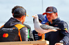 GP OLANDA, (L to R): Lando Norris (GBR) McLaren; a seagull; e Max Verstappen (NLD) Red Bull Racing, on the drivers' parade.

31.08.2025. Formula 1 World Championship, Rd 15, Dutch Grand Prix, Zandvoort, Netherlands, Gara Day.

- www.xpbimages.com, EMail: requests@xpbimages.com © Copyright: Batchelor / XPB Images