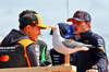 GP OLANDA, (L to R): Lando Norris (GBR) McLaren; a seagull; e Max Verstappen (NLD) Red Bull Racing, on the drivers' parade.

31.08.2025. Formula 1 World Championship, Rd 15, Dutch Grand Prix, Zandvoort, Netherlands, Gara Day.

- www.xpbimages.com, EMail: requests@xpbimages.com © Copyright: Batchelor / XPB Images
