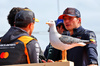 GP OLANDA, (L to R): Lando Norris (GBR) McLaren; a seagull; e Max Verstappen (NLD) Red Bull Racing, on the drivers' parade.

31.08.2025. Formula 1 World Championship, Rd 15, Dutch Grand Prix, Zandvoort, Netherlands, Gara Day.

- www.xpbimages.com, EMail: requests@xpbimages.com © Copyright: Batchelor / XPB Images