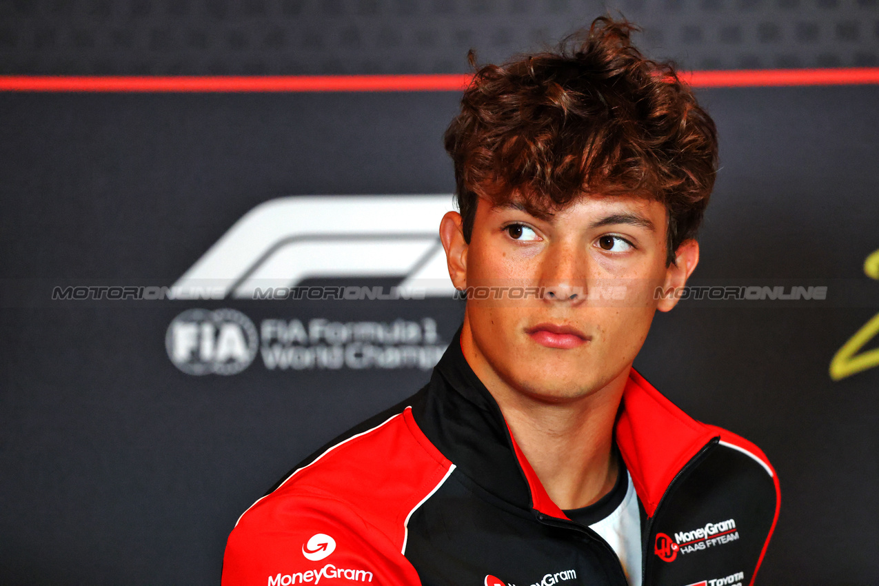 GP OLANDA, Oliver Bearman (GBR) Haas F1 Team in the FIA Press Conference.

28.08.2025. Formula 1 World Championship, Rd 15, Dutch Grand Prix, Zandvoort, Netherlands, Preparation Day.

- www.xpbimages.com, EMail: requests@xpbimages.com © Copyright: Batchelor / XPB Images