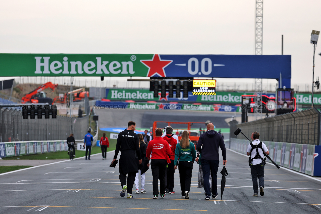 GP OLANDA, Tina Hausmann (SUI) Prema Racing walks the circuit with the team.

28.08.2025. Formula 1 World Championship, Rd 15, Dutch Grand Prix, Zandvoort, Netherlands, Preparation Day.

- www.xpbimages.com, EMail: requests@xpbimages.com © Copyright: Moy / XPB Images