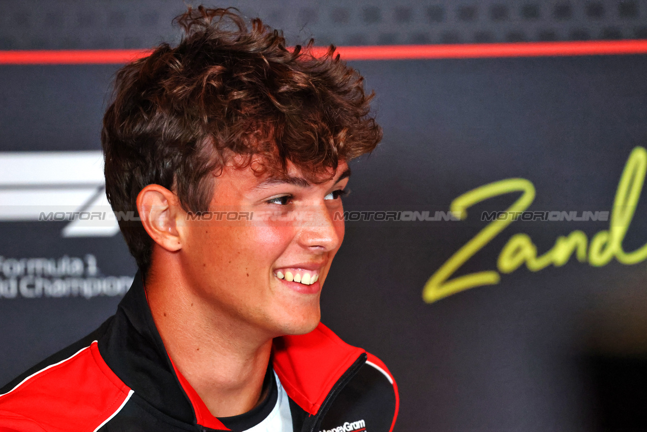GP OLANDA, Oliver Bearman (GBR) Haas F1 Team in the FIA Press Conference.

28.08.2025. Formula 1 World Championship, Rd 15, Dutch Grand Prix, Zandvoort, Netherlands, Preparation Day.

- www.xpbimages.com, EMail: requests@xpbimages.com © Copyright: Batchelor / XPB Images